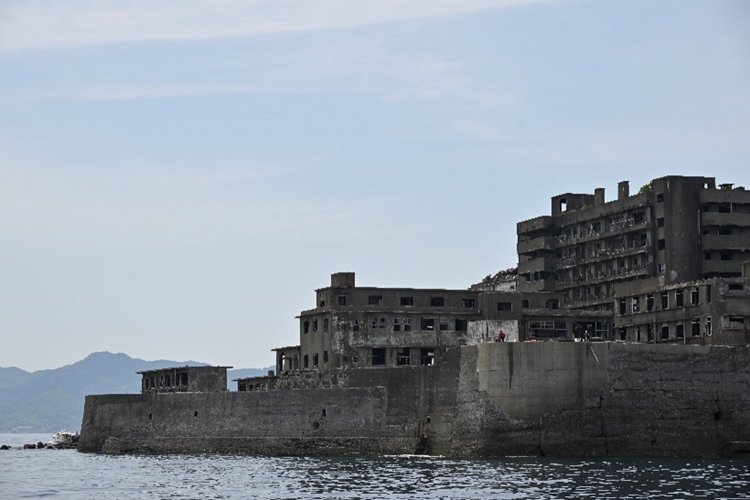 一番左端の低層が「ちどり荘」。その右隣が「端島病院」。右端が「隔離病棟」。背後の一段と高層の建物は鉱員社宅「65号棟」。