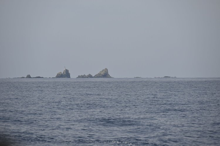 軍艦島から海底へ伸びた坑道は三ツ瀬の海底奥深くまで掘り進められた。船上から見える岩礁が三ツ瀬だ。