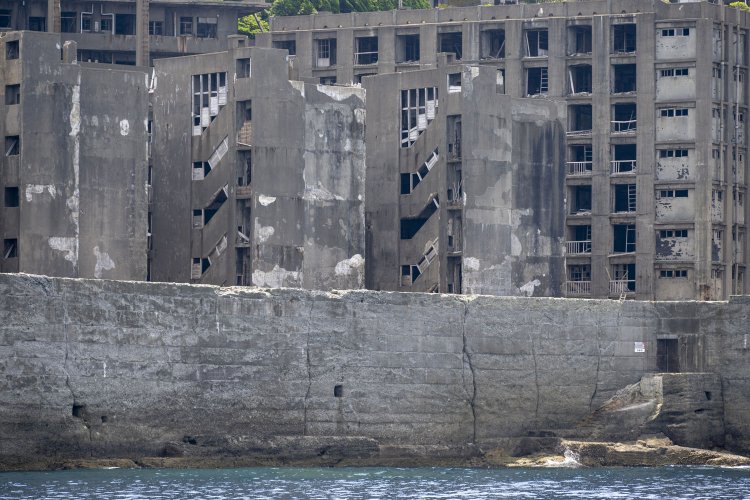 左から61号棟、60号棟、59号棟。階段部分が特徴的な造りだ。右奥は16号棟で、鉄筋の間隔が狭い。護岸の四角い穴は雨水などの水抜き用。