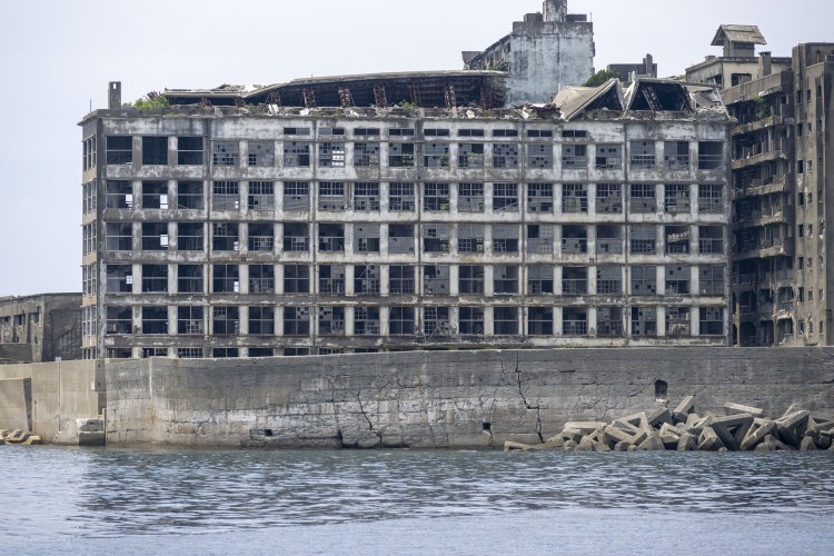 7階建ての端島小中学校。1～4階までが小学校、5と7階が中学校、6階は図書室などがあった。7階部分は崩れてしまい、鉄骨がひしゃげている。台風なのか、大きな力が加わったようだ。