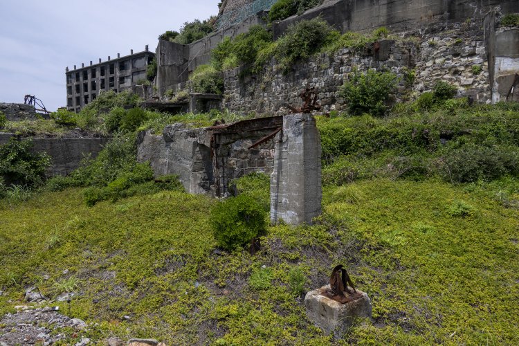 選炭施設の一部かと思われる。背後は石垣で、明治初期の施工ではなかろうか。