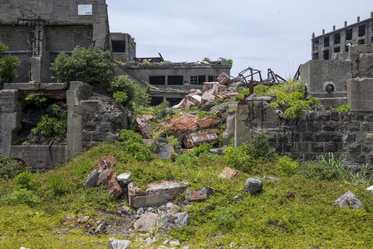 手前は選炭施設。奥は「二坑口桟橋」。主力の第二竪坑へ入坑する設備があった。