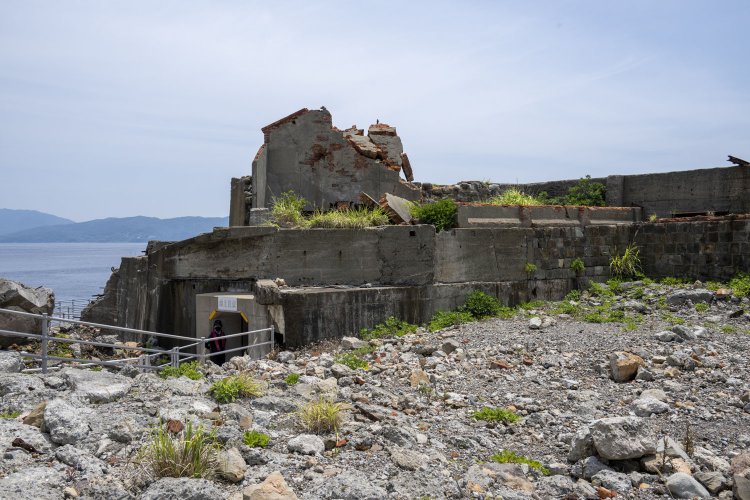 ドルフィン桟橋から遺構を潜るのだが、新設されたトンネルを潜って行くことになる。