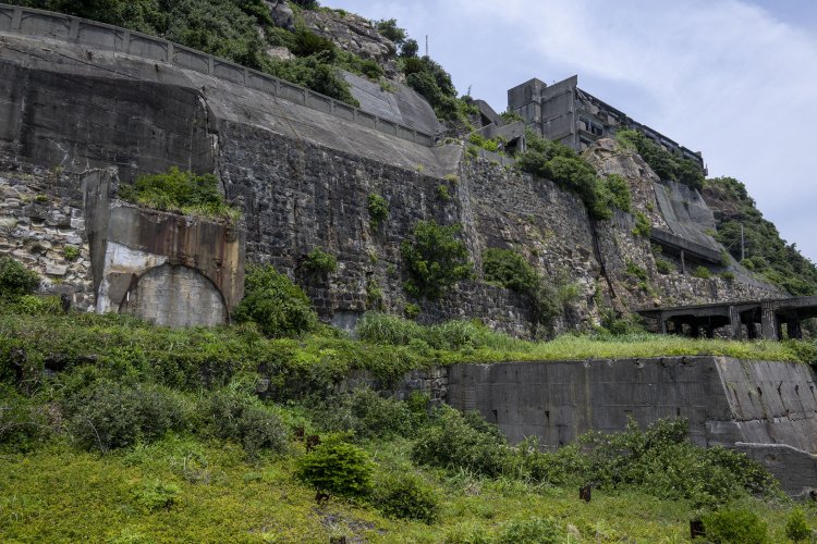 炭車修理工場跡の左手で口をふさぐトンネル。トロッコ用ではなく「ボタ」を反対側へ海中投棄するベルトコンベヤーの道である。