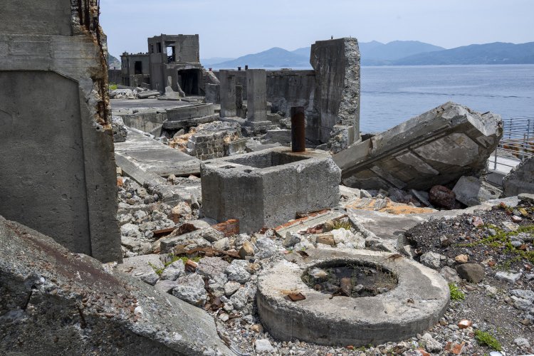 自然の力で崩れた護岸。手前は荷役設備の土台かと思われる。