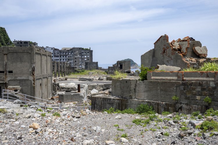 左手は「ブロアー機室」。写真中心部が貯炭場。背後が学校。