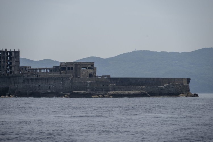 30号棟の先は南端部。プールがあり、このあたりは見学コースが整備されている。