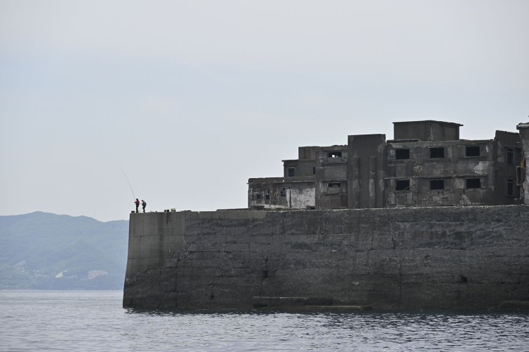 北東側の護岸部分。この辺りは1901年に埋立拡張された。ツアーではないのに何故か島にいる釣り人は成人男性なので、護岸のコンクリートの高さがおおよそ分かる。