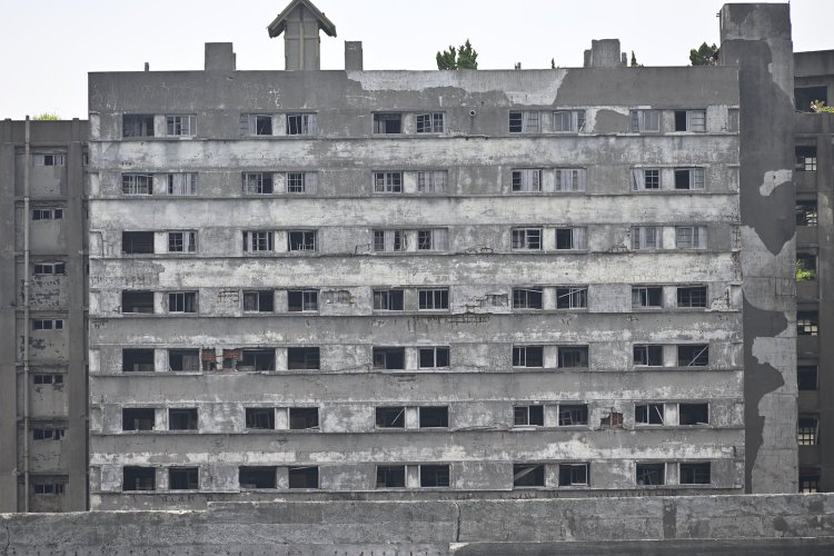 51号棟のクローズアップ。船上から望遠レンズで捉えられた。この棟は海に面し、部屋から大海原が望めたのだろう。