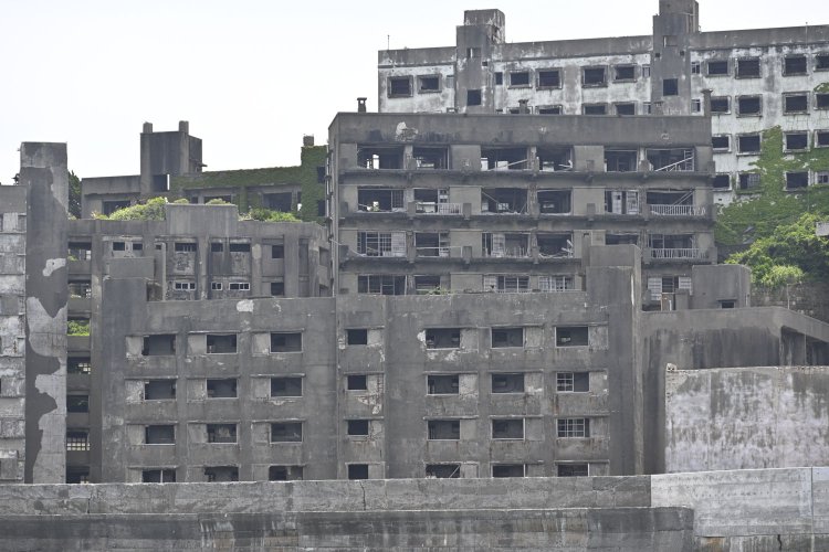 こちらは48号棟を手前にして14、20、3号棟と続く。山の斜面を利用して段々状態にRC造アパートが立つっている。