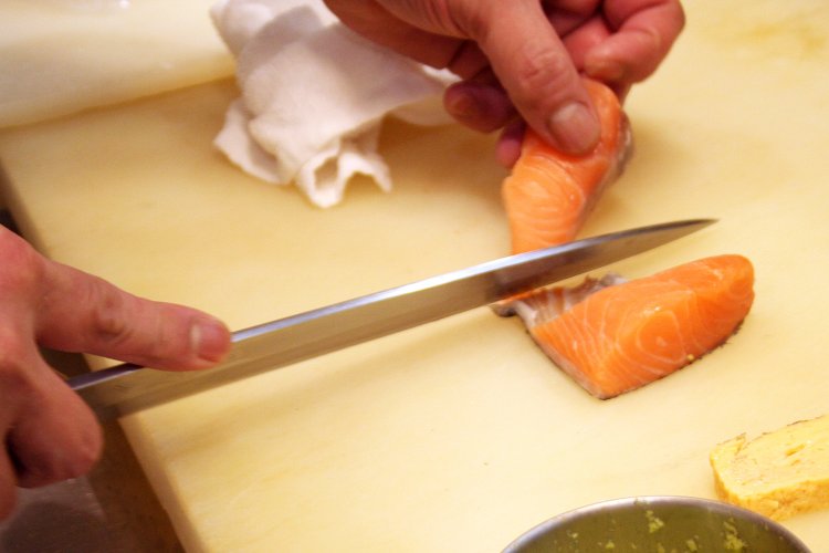 新鮮なネタが職人さんの手でひとつひとつ丁寧に切り分けられる。