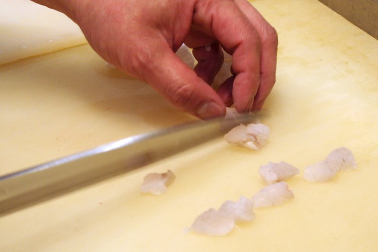 すべてのネタをさいの目切りにして大きさを揃える。