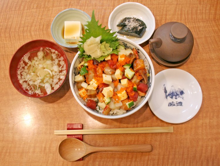 昼特ばらちらし990円。さいの目切りのネタはお箸ではポロポロしてしまうので、スプーンでどうぞ。