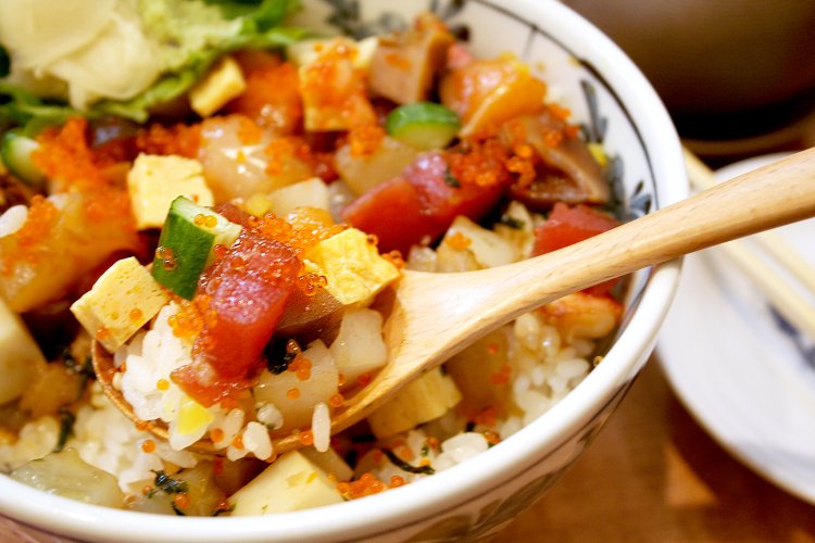 たくさんのおいしいがいっぺんに口の中に。ここで使われているマグロはなんと、夜のメニューで1貫500円で出しているマグロと同じもの！