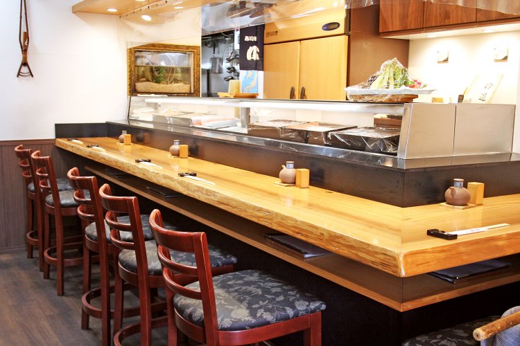 憧れのカウンター席。職人さんとの会話も楽しい。