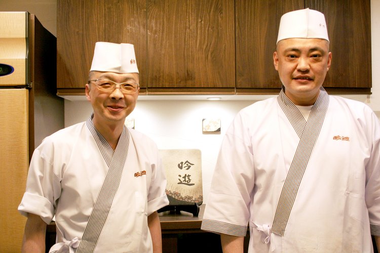 甲斐さんが期待する若手、店長の齋藤義行さん（左）と板長の杉本竜也さん。現在は毎朝の豊洲での仕入れも2人が担当している。