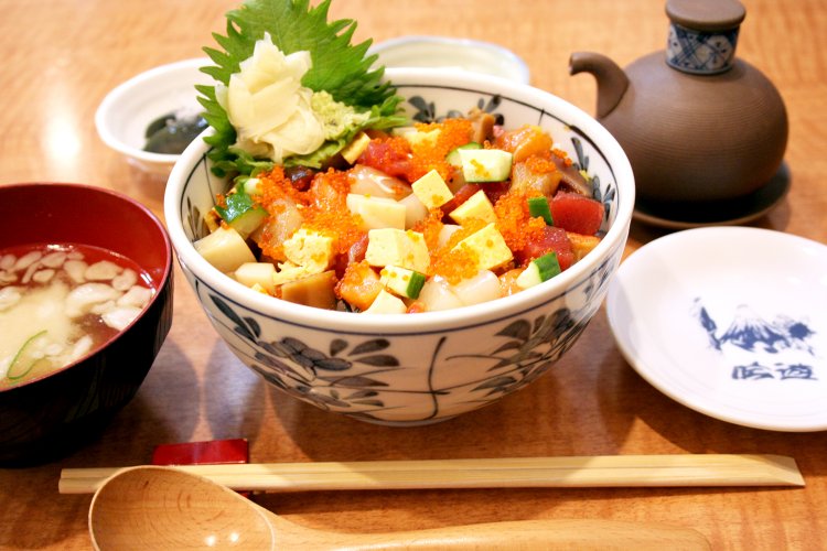 昼特ばらちらし990円。色鮮やかな盛り付けはまさに“海の宝石箱”。