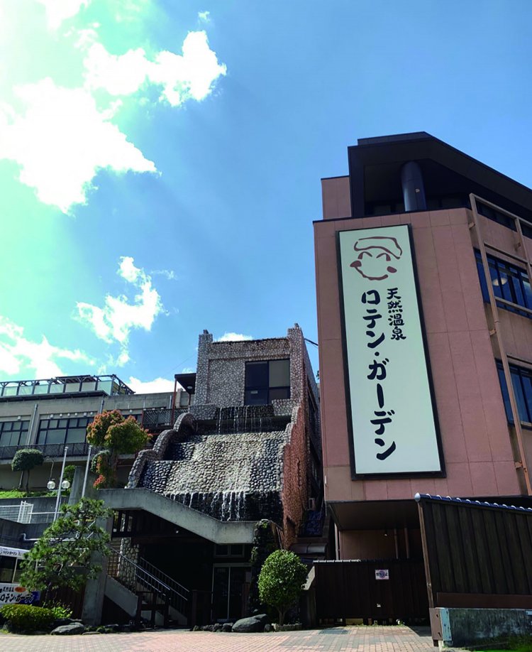 周囲には高い建物が少ないため空が広く感じる。