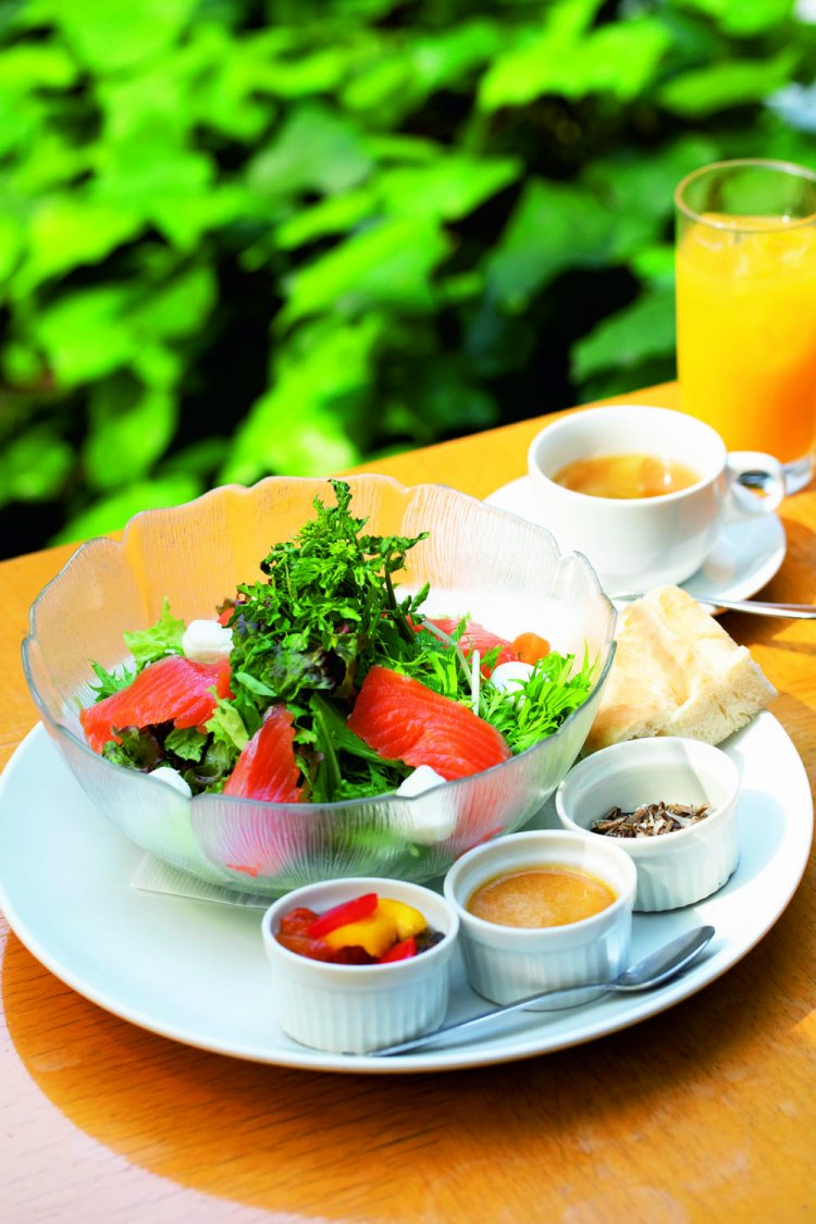 野菜はシャキシャキとした歯応えがある。サーモンマリネとモッツァレラチーズのサラダ1000円（土日祝は1200円、日替わりメニュー）。