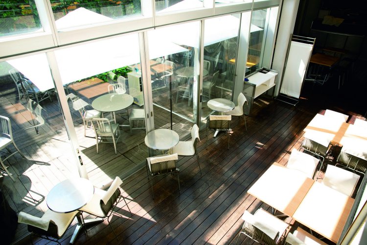 1階はホールが3カ所とテラスがある。すべて車いす可。