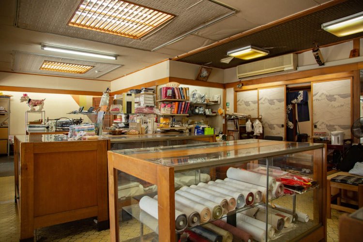 明治23年（1890）創業。和装や和小物がそろう店。「秋予定の宿場まつりで時代衣装を着てみて」と店主の大橋さん。