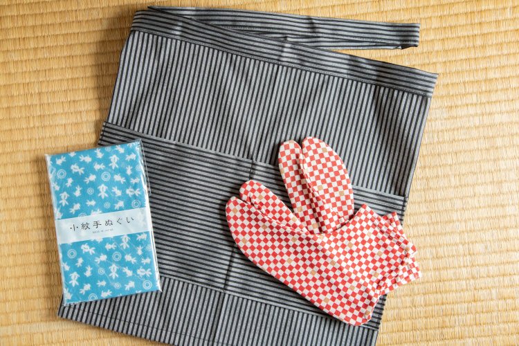 カフェエプロン 1800円、フリーサイズの天竺 足袋 1900円、小紋手拭い 450円。