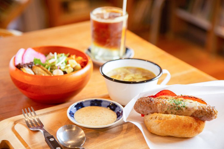 KAIDOドッグのランチセット 950円、エスプレッソスカッシュ＋250円。