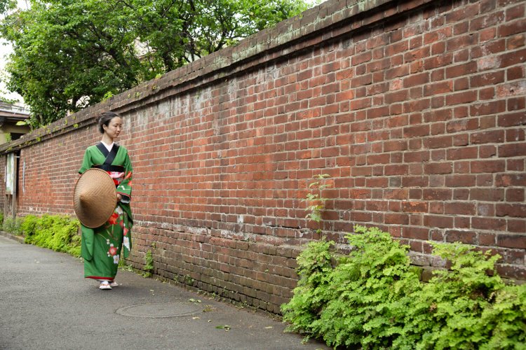 「ステキな積み方ね。石ではないみたい」　正徳寺の煉瓦塀は関東大震災前の築造でフランス積みが美しい。