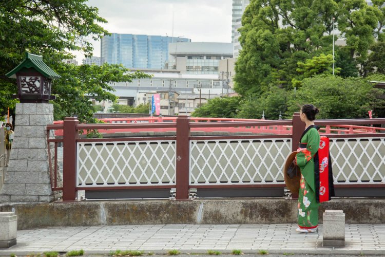 「もう少し進んでみようかしら」　目黒川に渡した石橋風の品川橋。昭和初期まで川が蛇行していた。