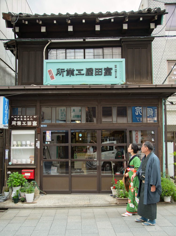 「ここは明治27年（1894）創業ですよ」　『富田屋工業所』は今では貴重な木造商家で大正7年（1918）築だ。