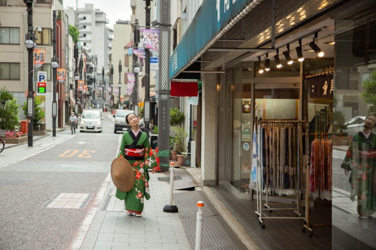 「ここはどこ…。あら、呉服屋さん！」　江戸期の材木店が明治期に商売を広げて、『尾張屋呉服店』を開店。