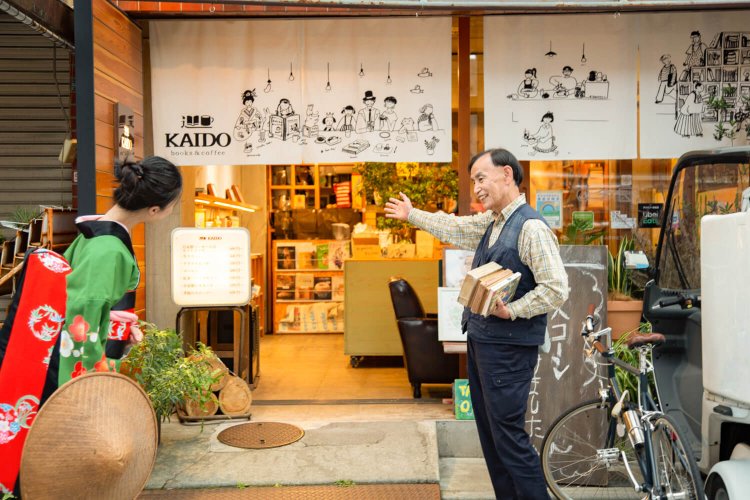 「お嬢さん、歴史の資料はこちらです」　『KAIDO Books&Coffee』の本棚は『街道文庫』の田中さんが選書。