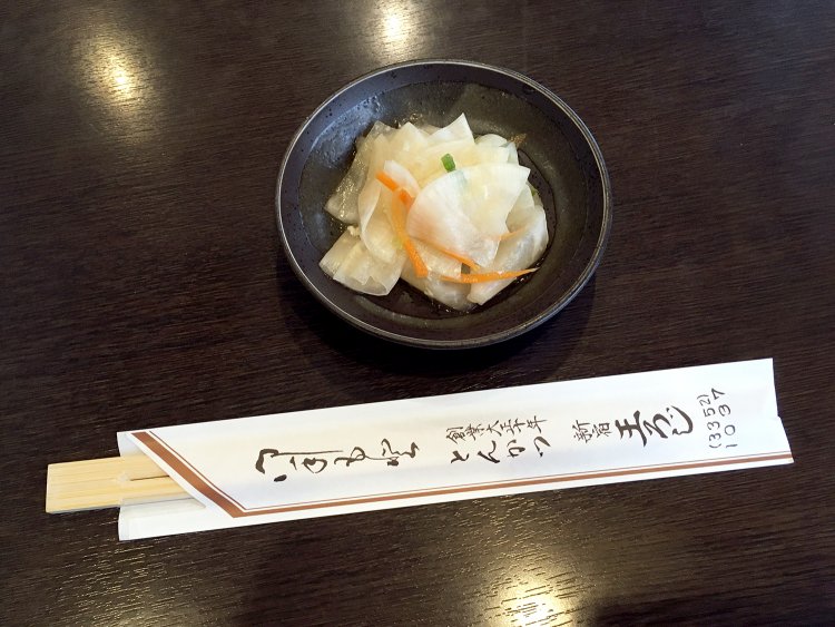 酸味がおいしい王ろじ漬けはとん丼によくあう。