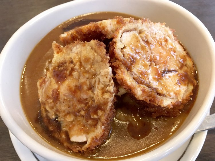 名物料理のとん丼1200円。とん丼とは『王ろじ』特製カツカレーだ。