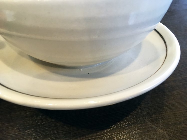 皿と丼が一体化した器。くっつけた理由は「わからない」。