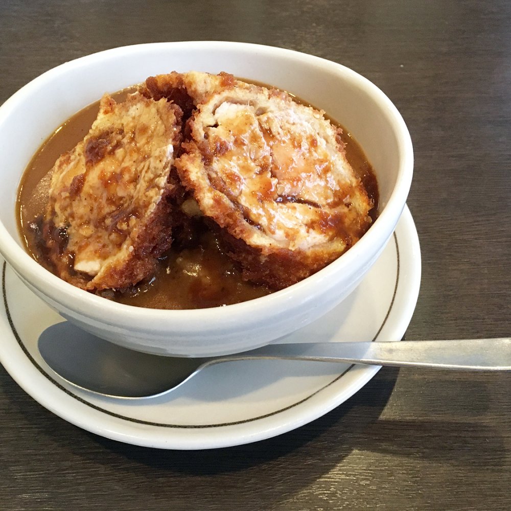 新宿三丁目の老舗とんかつ店『王ろじ』で大正から愛される名物とん丼をいただく