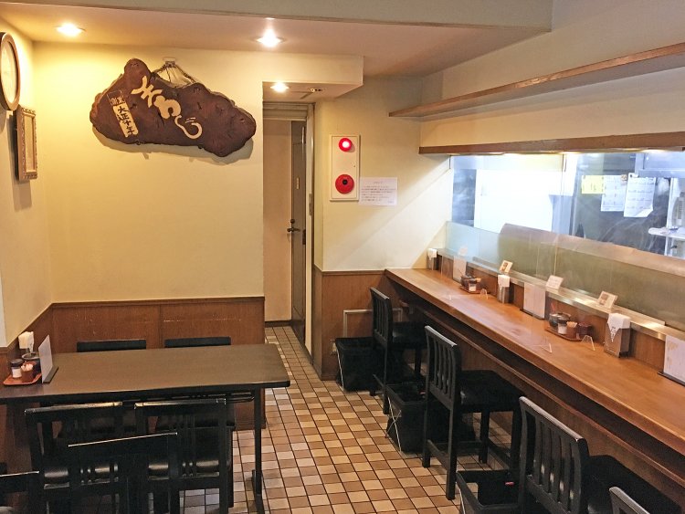 カウンター席のほかグループや家族連れでもゆっくりとくつろげるテーブル席もある。