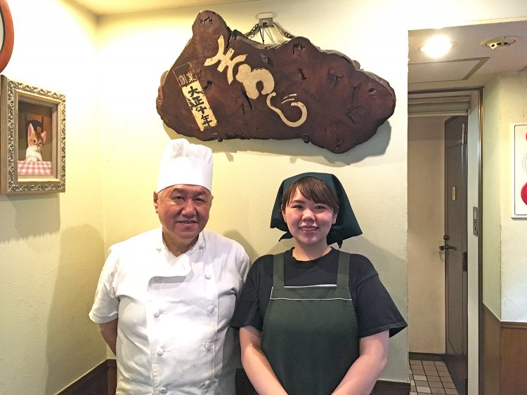 「最近はチェーン店ばかり増えて、個人のお店がずいぶんと減ってしまった」と話す店主の来住野さんと、娘のひかるさん。