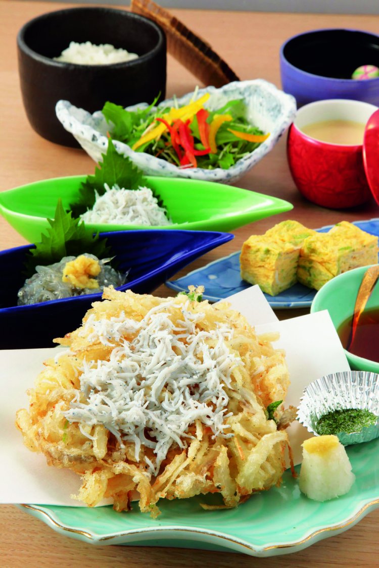 しらすづくし御膳3080円。生しらす、釜揚げしらす、しらすのかき揚げ、しらすのだし巻きたまご、サラダが付く。