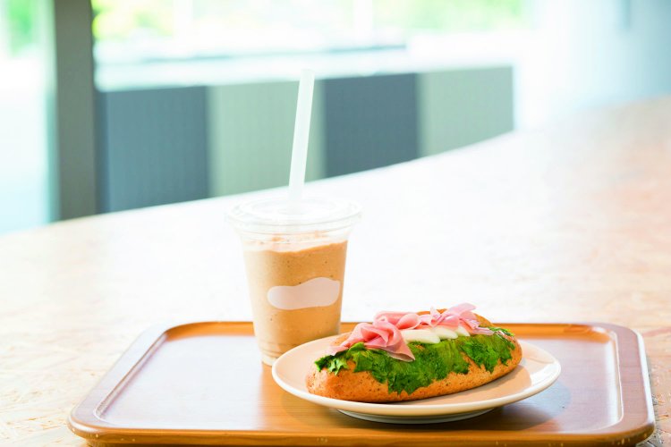 各種サンドイッチ290円〜や、コーヒースムージー380円などを販売。