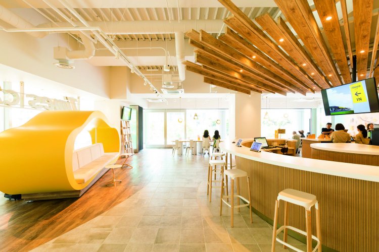 大テーブル席、丸テーブル席など車いすで使いやすい席は20席ほど。