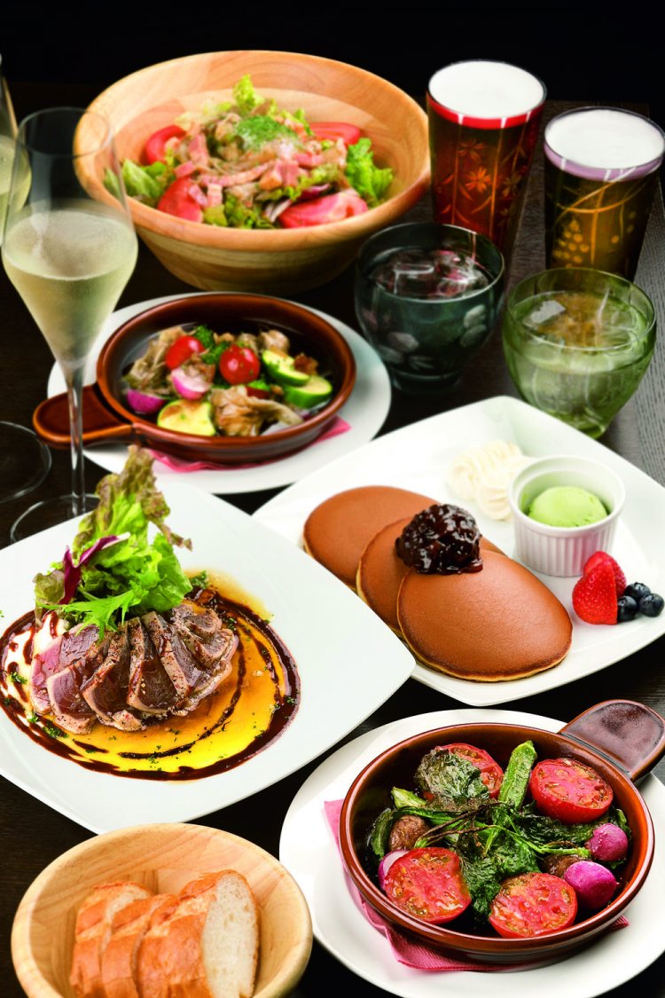 中央・右が焼き立て“三笠”パンケーキ1100 円。