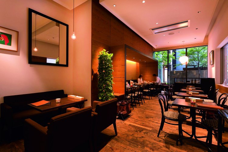にぎやか過ぎず、落ち着いた空間。入り口側やテラス席が車いすで特に使いやすい。