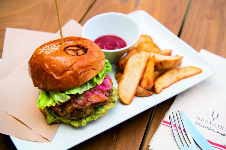 人気のUPSTAIRSバーガーを始め全6種類のバーガー1600円〜。