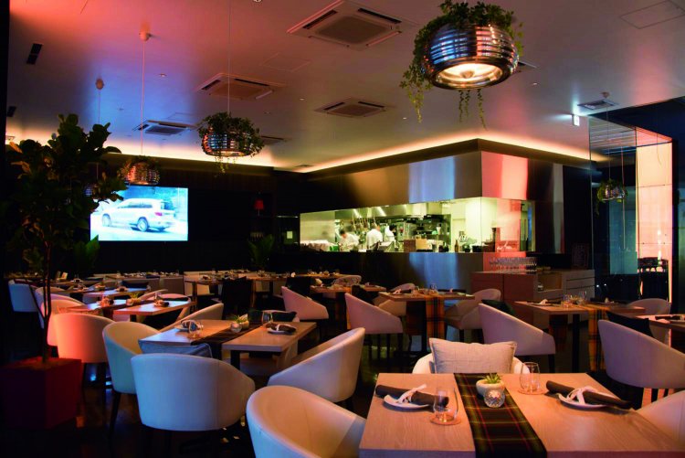 多くのテーブルで車いすのまま着席できる。