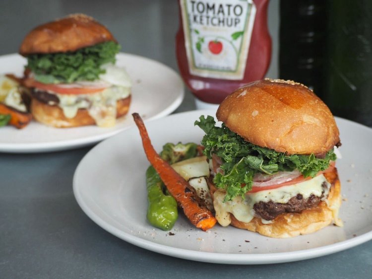 有機野菜使用、国産の牛挽肉100%のビーフバーガー1250円。