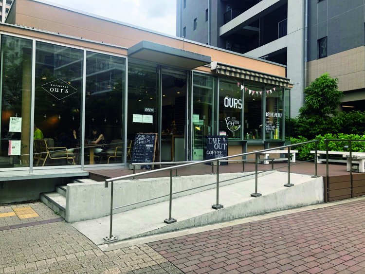 入り口まではゆるやかなスロープ。外にはテラスもある。