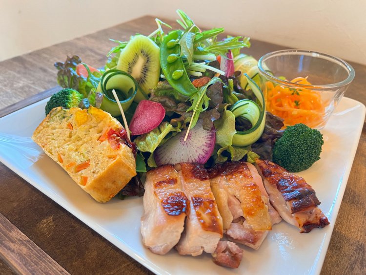 パワーサラダランチ1265円。たっぷりの野菜とお肉料理が一緒になった、食事になるサラダ。