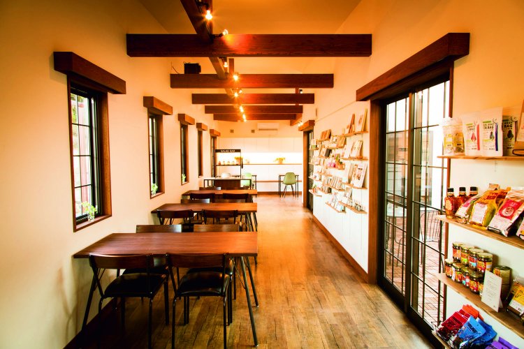 建物はロの字型でパティオをぐるりと囲む。