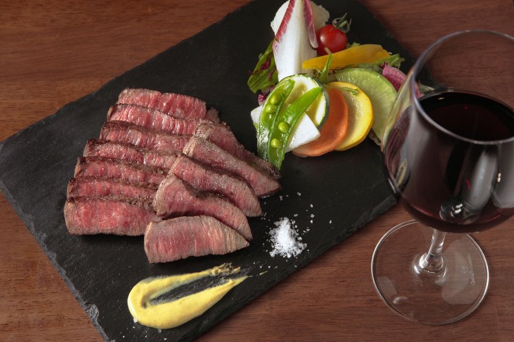 和牛かたまり肉100g1650円〜。味付けはミニマムにして、肉肉しさを堪能したい。